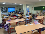 klassenraum_mit_digitaler_tafel.png